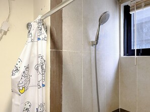 Apartment | Badezimmer | Dusche, Handtücher