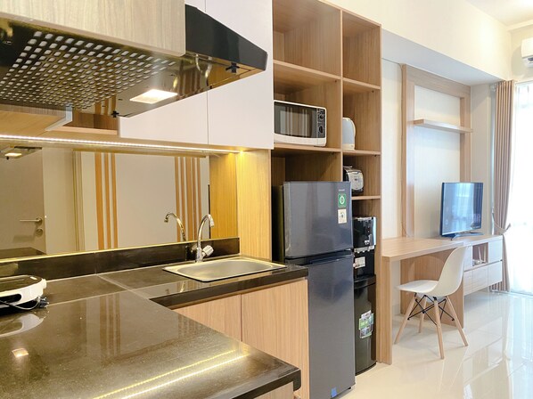Apartemen | Dapur pribadi | Lemari es besar, kompor, dan ketel listrik