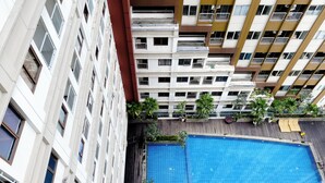 Ein Hochhaus mit mehreren Balkonen und einem Pool auf dem Dach.
