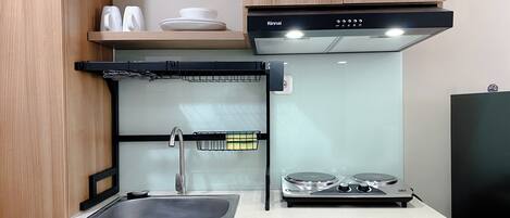 Studio | Eget kök | Stort kylskåp, spishäll och vattenkokare