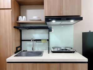 Studio | Dapur pribadi | Lemari es besar, kompor, dan ketel listrik