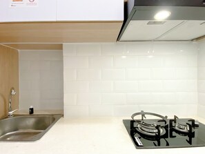 Refrigerador con freezer, placa de cocina, tetera/pava eléctrica