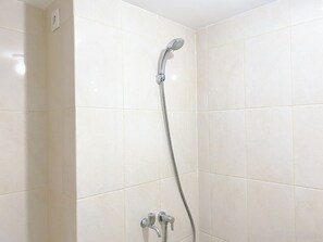 Studio | Kamar mandi | Shower dan handuk