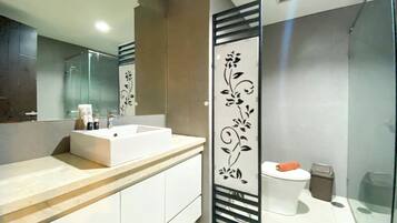 Apartment | Bathroom | Shower, towels