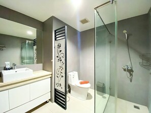 Apartment | Badezimmer | Dusche, Handtücher