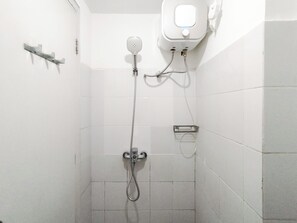 Studio | Bathroom | Shower, towels - Strategic And Nice Studio Apartment At Suites @Metro (Bandung)