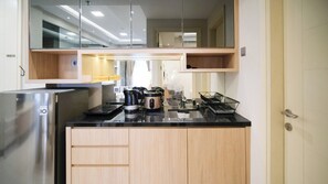 Departamento | Cocina privada | Refrigerador con congelador, parrilla de estufa y tetera eléctrica 