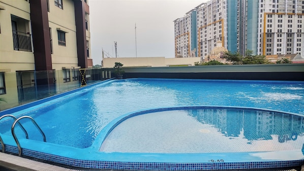 Outdoor pool - Homey And Comfort Stay Studio Atria Residences Gading Serpong Apartment (Gading Serpong)