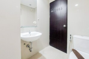 Studio | Bathroom | Shower, towels