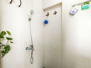 Studio | Kamar mandi | Shower dan handuk