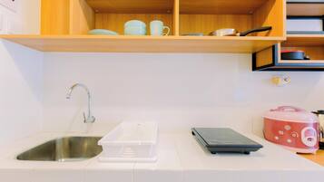 Estudio | Cocina privada | Refrigerador con congelador, parrilla de estufa y tetera eléctrica