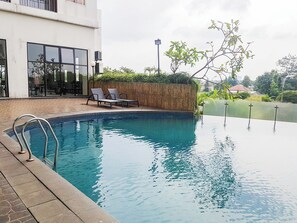 Outdoor pool - Good Choice And Homey Studio At Serpong Greenview Apartment (South Tangerang)