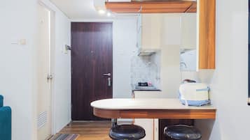 Full-sized fridge, stovetop, electric kettle