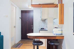 Full-sized fridge, stovetop, electric kettle - Good Choice And Homey Studio At Serpong Greenview Apartment (South Tangerang)