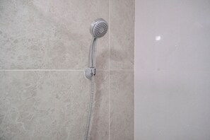 Studio | Kamar mandi | Shower dan handuk