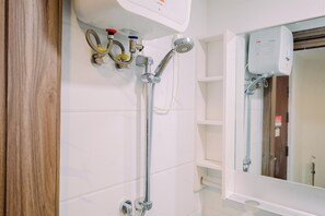 Monolocale | Bagno | Doccia, asciugamani