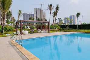 Outdoor pool - Good And Homey Studio At Sky House Bsd Apartment (Pagedangan)