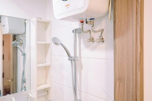 Monolocale | Bagno | Doccia, asciugamani