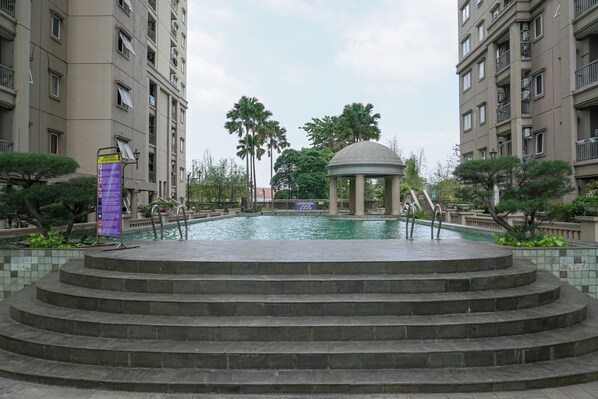 Outdoor pool - Simply Look Studio Grand Palace Kemayoran Apartment (Jakarta)