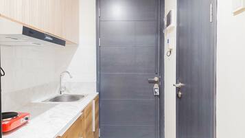 Studio | Cuisine privée | Réfrigérateur grande capacité avec congélateur, surface de cuisson