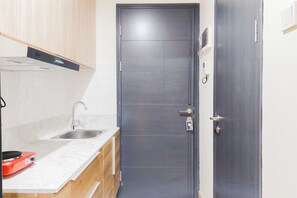 开间 | 私人厨房 | 大冰箱、炉灶、电热水壶、厨具/餐具