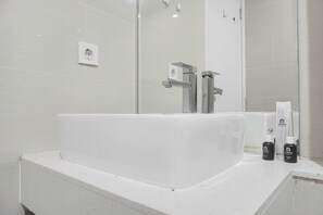 Apartment | Bathroom | Shower, towels - Restful And Modern 3Br At Daan Mogot City Apartment (Jakarta)