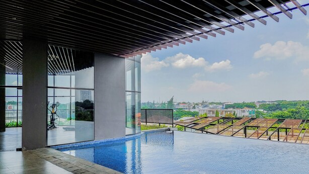 A rooftop infinity pool with a clear view of the city skyline. - Comfy And Modern Studio Room The Ayoma Apartment (South Tangerang)