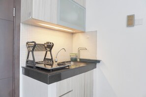 Departamento | Cocina privada | Refrigerador con congelador, parrilla de estufa y tetera eléctrica 