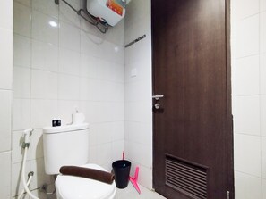 Apartment | Bathroom | Shower, free toiletries, towels