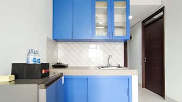 Apartamento | Cozinha privada | Geladeira grande, cooktop, chaleira elétrica