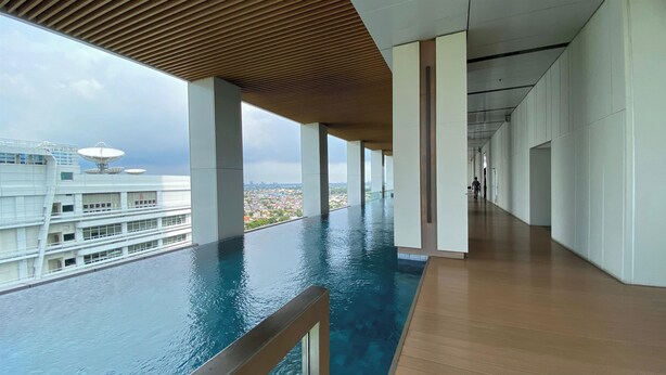 Um edifício moderno com um corredor longo e área de piscina.