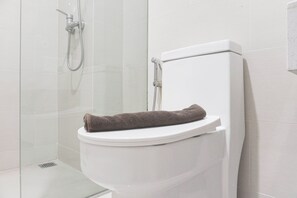 Studio | Kamar mandi | Shower dan handuk