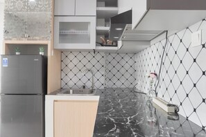 Studio | Private kitchen | Full-size fridge, stovetop - Restful And Spacious Studio At Daan Mogot City Apartment (Jakarta)