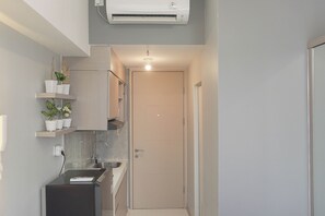 Studio | Privékeuken | Een koelkast met diepvriezer, een microgolfoven, een kookplaat