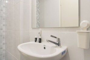 Studio | Bathroom | Shower, towels