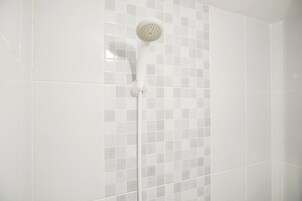 Monolocale | Bagno | Doccia, asciugamani, sapone, shampoo