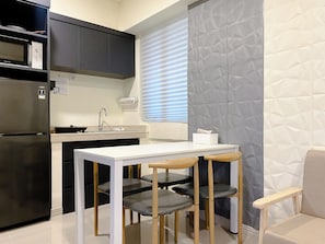 Fridge, stovetop, electric kettle