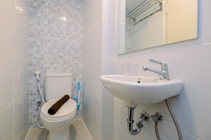 Studio | Bathroom | Shower, towels, soap - Simply Look And Cozy Studio Tokyo Riverside Pik 2 Apartment (Teluknaga)