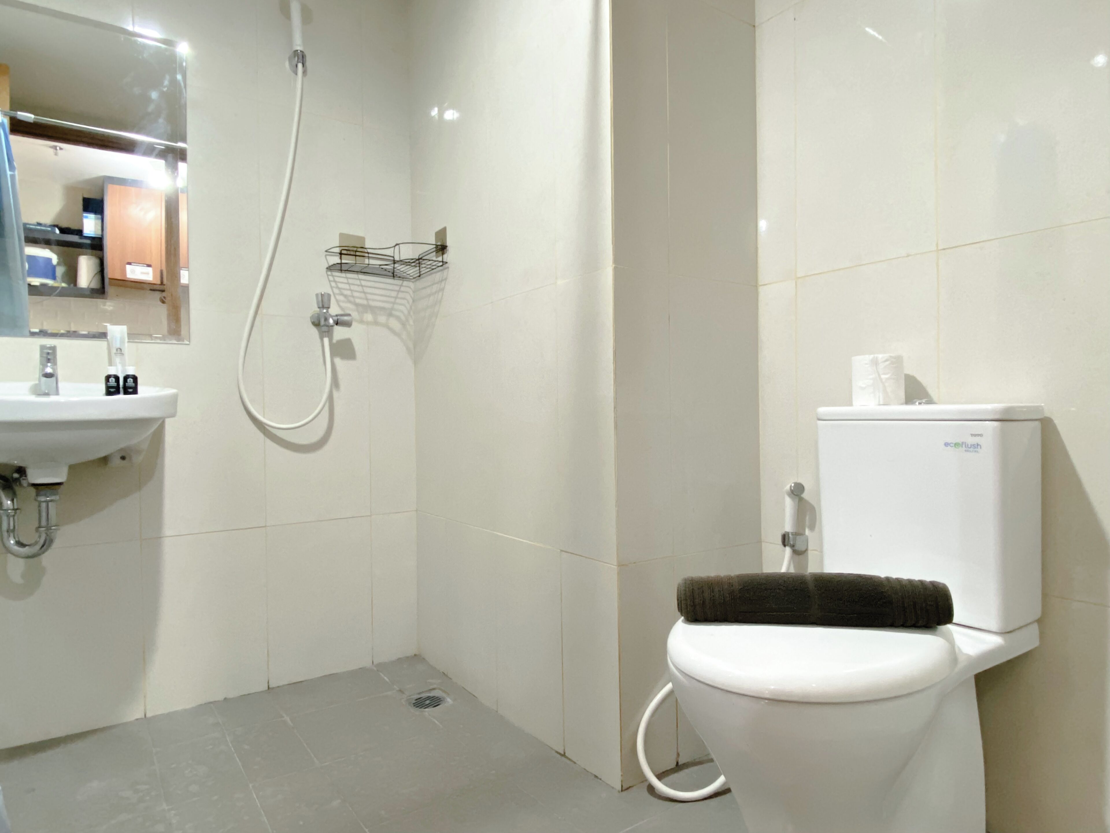 Un baño con inodoro, lavabo y ducha.