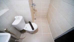 apartman | Fürdőszoba | Zuhanyzó, törölközők, szappan és sampon