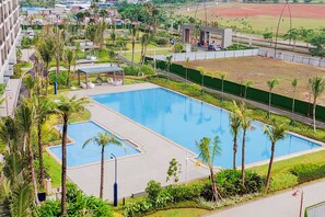 Una piscina al aire libre