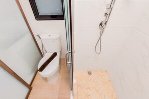 Apartment | Badezimmer | Dusche, Handtücher, Seife, Shampoo