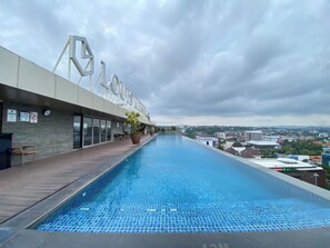 สระว่ายน้ำกลางแจ้ง