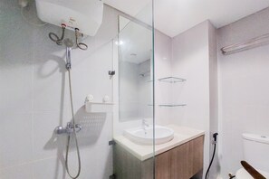 Studio | Bathroom | Shower, towels, soap, shampoo - Great Deal And Cozy Studio Casa De Parco Apartment (Pagedangan)