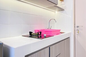 Refrigerador, placa de cocina, tetera/pava eléctrica, arrocera