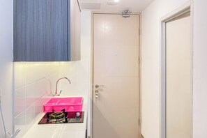 Studio | Private kitchen | Fridge, stovetop, electric kettle, rice cooker
