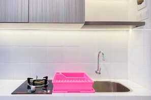 Estudio | Cocina privada | Frigorífico, placa de cocina, hervidor eléctrico y arrocera