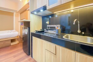 Studio | Private kitchen | Fridge, stovetop, electric kettle, rice cooker