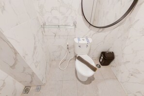 Studio | Salle de bain | Douche, serviettes fournies, shampoing, papier toilette