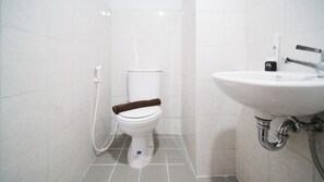 Studiolejlighed | Badeværelse | Bruser, håndklæder, Sæbe, Shampoo